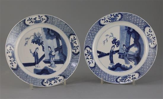 A pair of Chinese blue and white ladies plates, Kangxi period, Diam.21cm